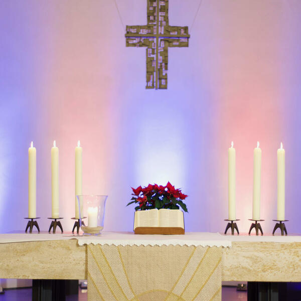 Altar mit Kreuz zur Weihnachtszeit