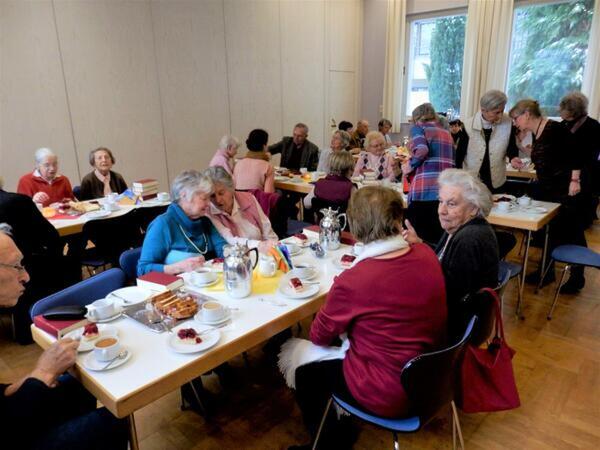 Senioren sitzen zusammen am Tisch 